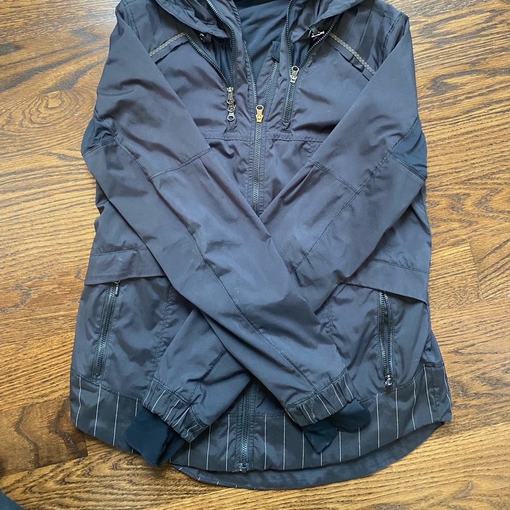 Lululemon rain jacket size 8. Zip away hood for a collared look option.